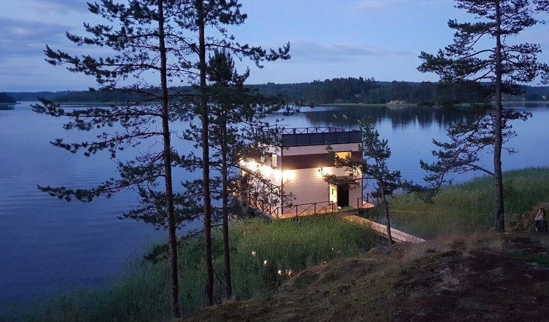 природа лес река. домик у реки в йёльстере. на высоком берегу озера. лодка на озере. летнее озеро.