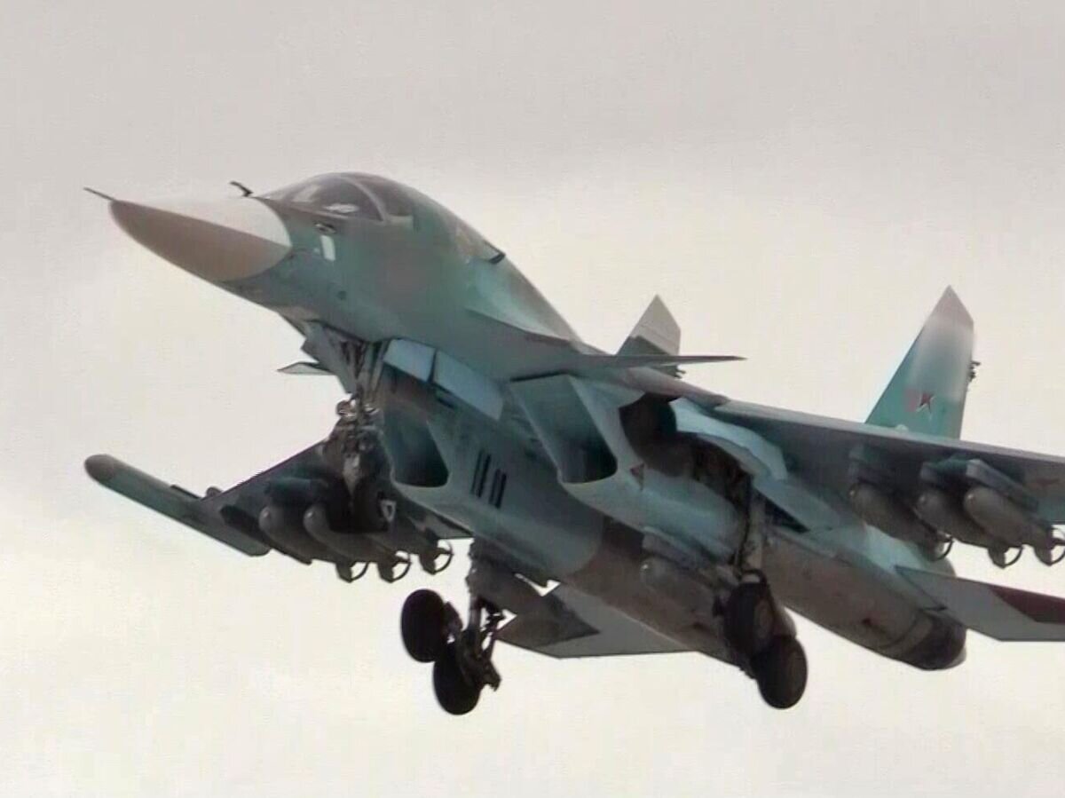    Российский бомбардировщик Су-34 вылетает с аэродрома, чтобы нанести удар по военному объекту украинских националистов (стоп-кадр видео)© РИА Новости / Пресс-служба Минобороны РФ