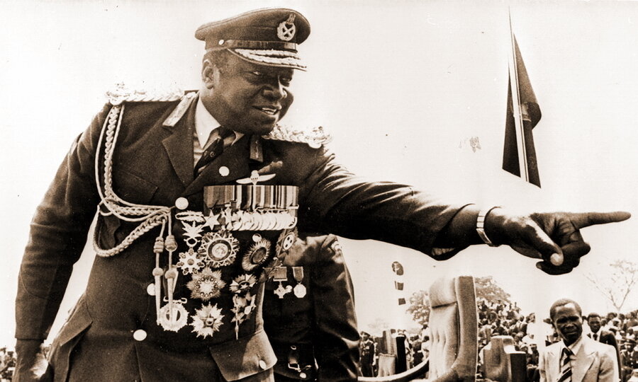 Даже у Елизаветы II меньше регалий