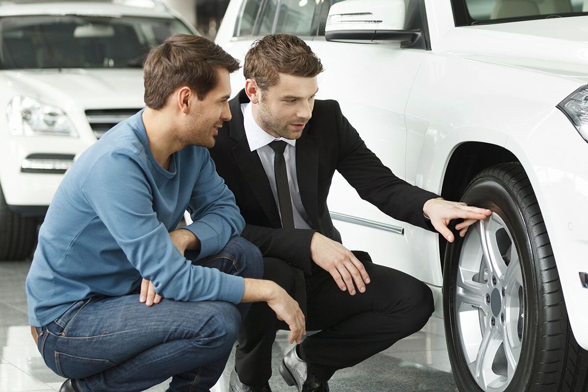 Сверьте VIN и номер шасси в документах с выбитыми на кузове. Если они не совпадают или есть следы повреждений, машина может быть в розыске📷
