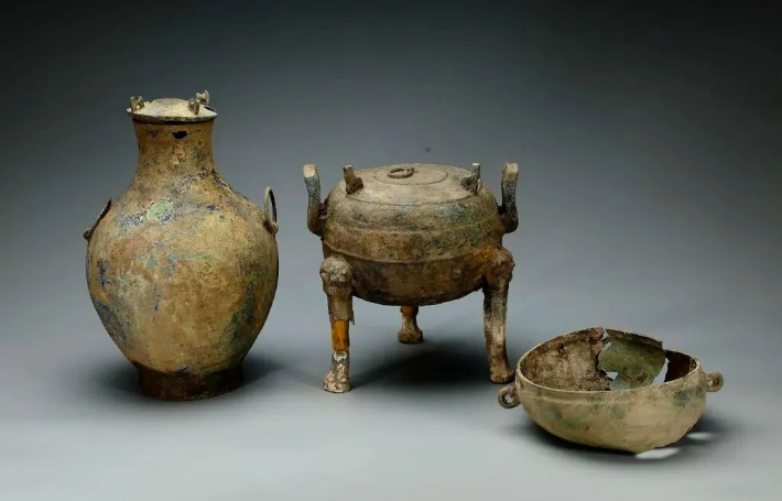 Бронзовая утварь найденная в одном из захоронений