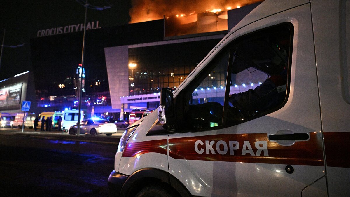 Стрельба и взрыв в ТЦ "Крокус Сити Холл" в Москве привели к трагическим последствиям, где как минимум 12 человек погибли, а более 35 человек были ранены. 
Инцидент произошел в Подмосковье, вызвав эвакуацию людей из торгового центра

Очевидцы сообщили о взрыве и стрельбе в здании, что привело к серьезным последствиям и множеству пострадавших.

Следственные органы верифицируют информацию и работают над выяснением обстоятельств произошедшего. 