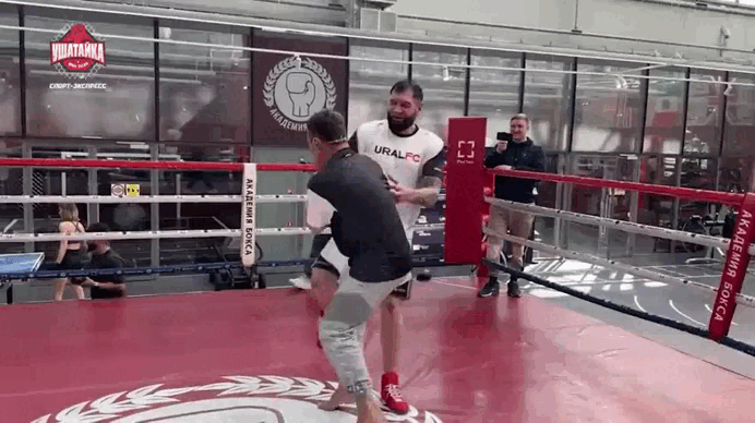 Когда-то АЕ выигрывал чемпионат Европы по самбу, сегодня его легко переводит в партер видеоблогер Тарасов