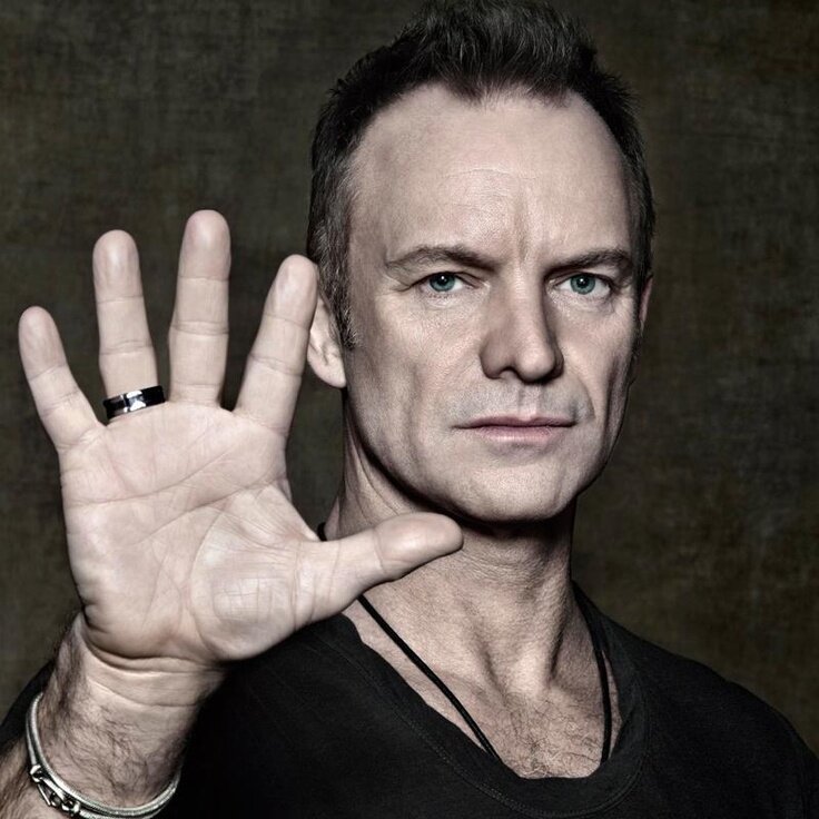 Знаменитый британский певец - Стинг. Линия судьбы его стремится к указательному пальцу.