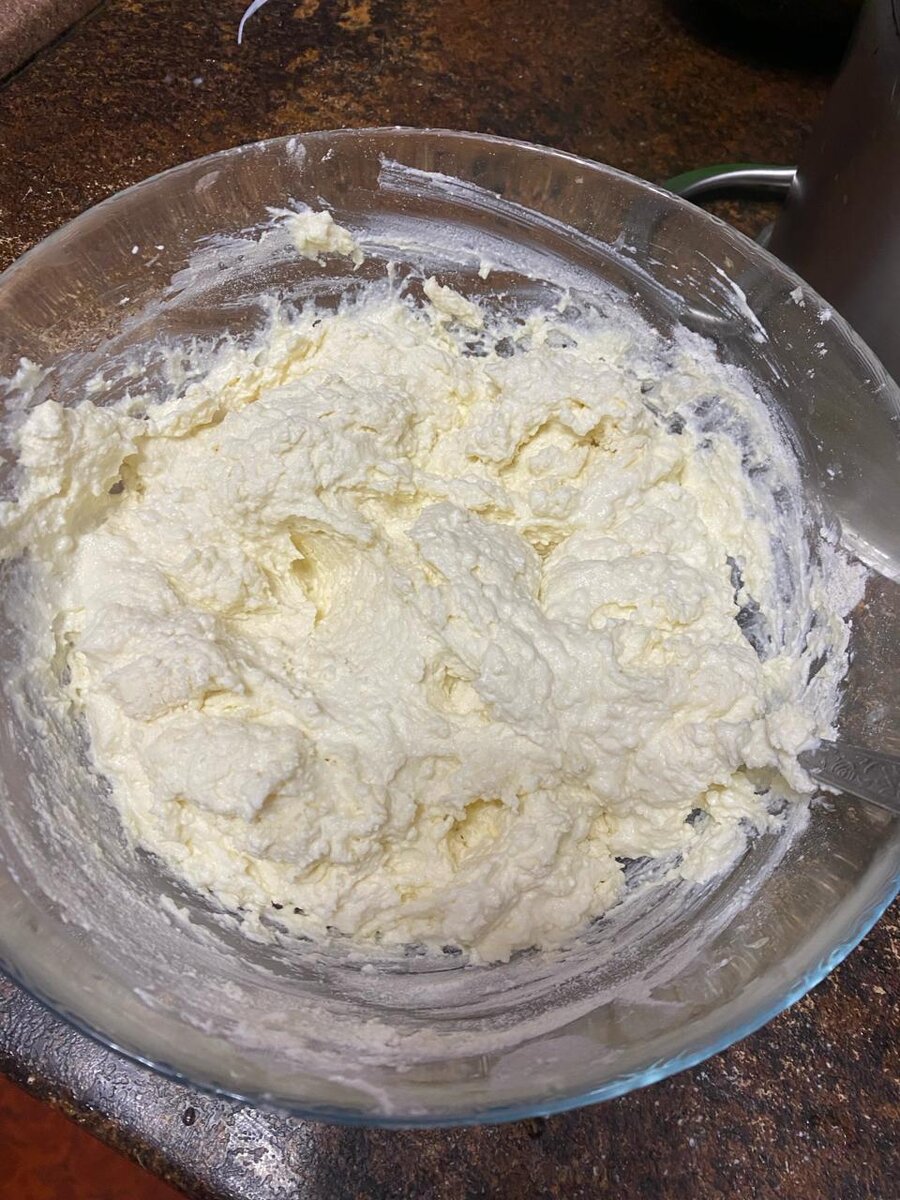 Вот такая получается густая масса, из которой хорошо лепить сырники.