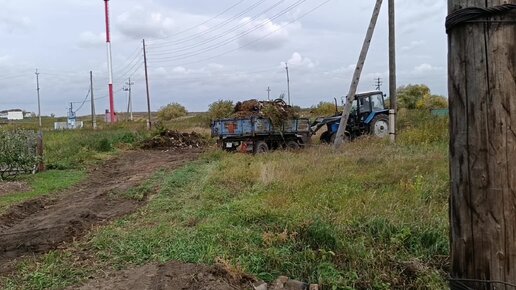 Дом в деревне. Новый забор в палисаднике. Распилили гору досок. Вывезли горы мусора