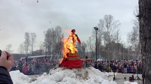 Масленица и проводы Зимы в Подмосковье, народные гуляния и сжигание чучела.