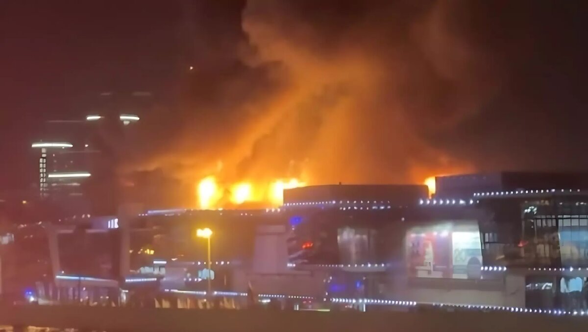     Вечером 22 марта перед началом концерта группы «Пикник» в Крокус Сити Холл ворвались неизвестные в камуфляже и устроили стрельбу. Нападавшие вооружены автоматическим оружием и носят маски. По данным ФСБ, погибли 40 человек, ранены более 100 посетителей. Как это было — подборка видео.