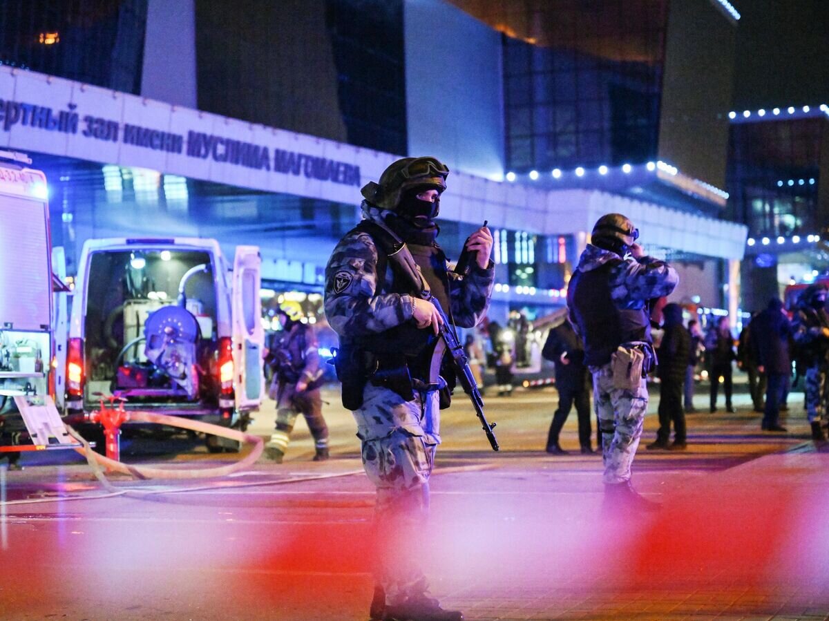    Оцепление и пожарные машины у концертного зала "Крокус Сити Холл", где произошла стрельба© РИА Новости / Максим Блинов