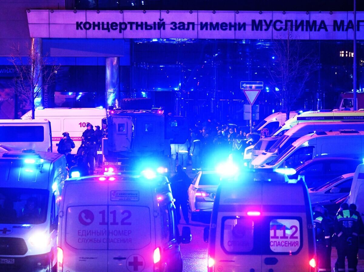    Машины скорой помощи у концертного зала "Крокус Сити Холл", где произошла стрельба© РИА Новости / Максим Блинов