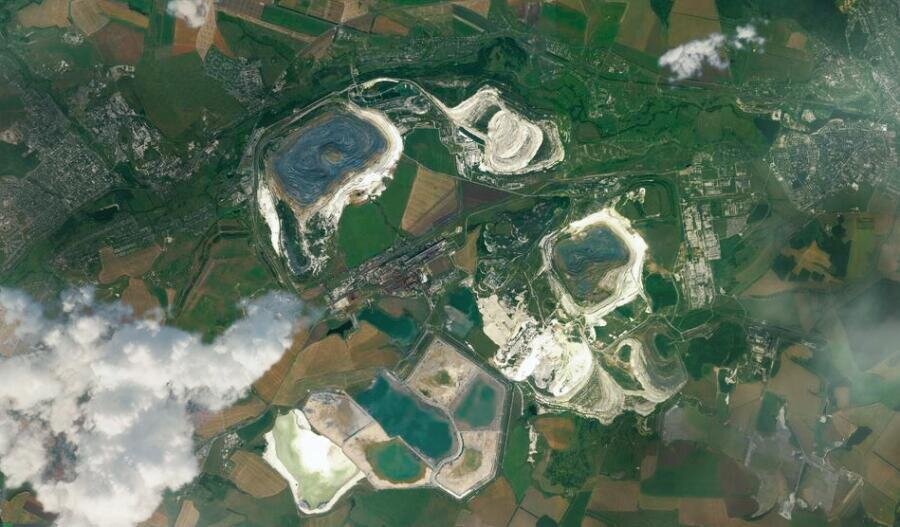    Карьеры по добыче железной руды между Губкином (слева) и Старым Осколом (справа) Фото: nasa, общественное достояние