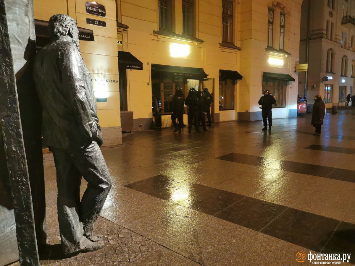 В Петербурге посетителей эвакуируют из заведений на Некрасова и  Рубинштейна, сообщили «Фонтанке» в барах и ресторанах вечером 22 марта.  Читайте на 