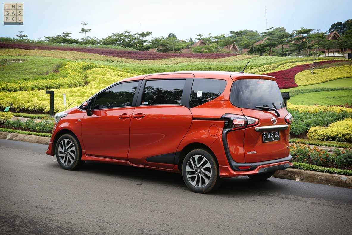 Друг взял Toyota Sienta вместо Гранты. Оно и понятно, свежая 7-местная  японка с 4х4 и расходом в 4 литра по цене Лады | Зато не в кредит | Дзен