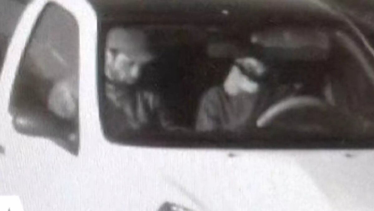     Опубликованы первые фото мужчин, которые могут быть причастны к террористической атаке в Москве.