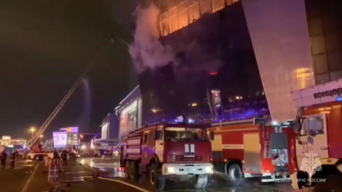     Площадь пожара превысила 13 тысяч квадратных метров, кадры с места ЧП публикует МЧС.