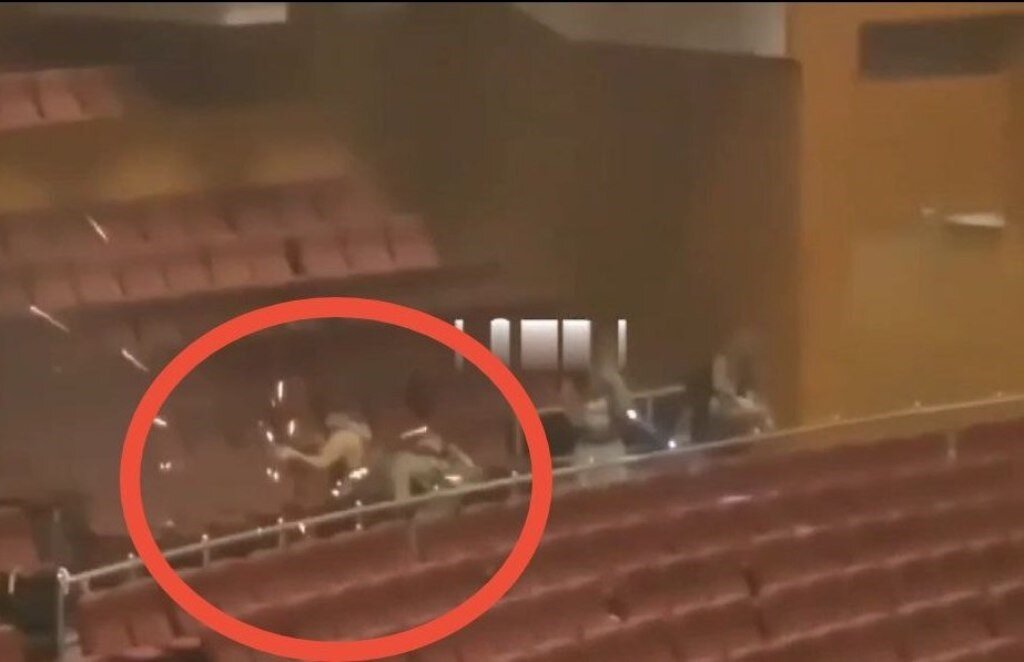 ТЕРРОРИСТЫ В ЗАЛЕ ПОДЖИГАЮТ КРЕСЛА. СКРИН ТГ-КАНАЛА ЦАРЬГРАД ТВ