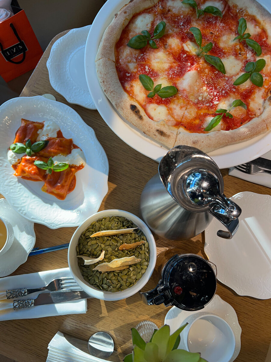 Пицца Маргарита и равиоли с осьминогом 