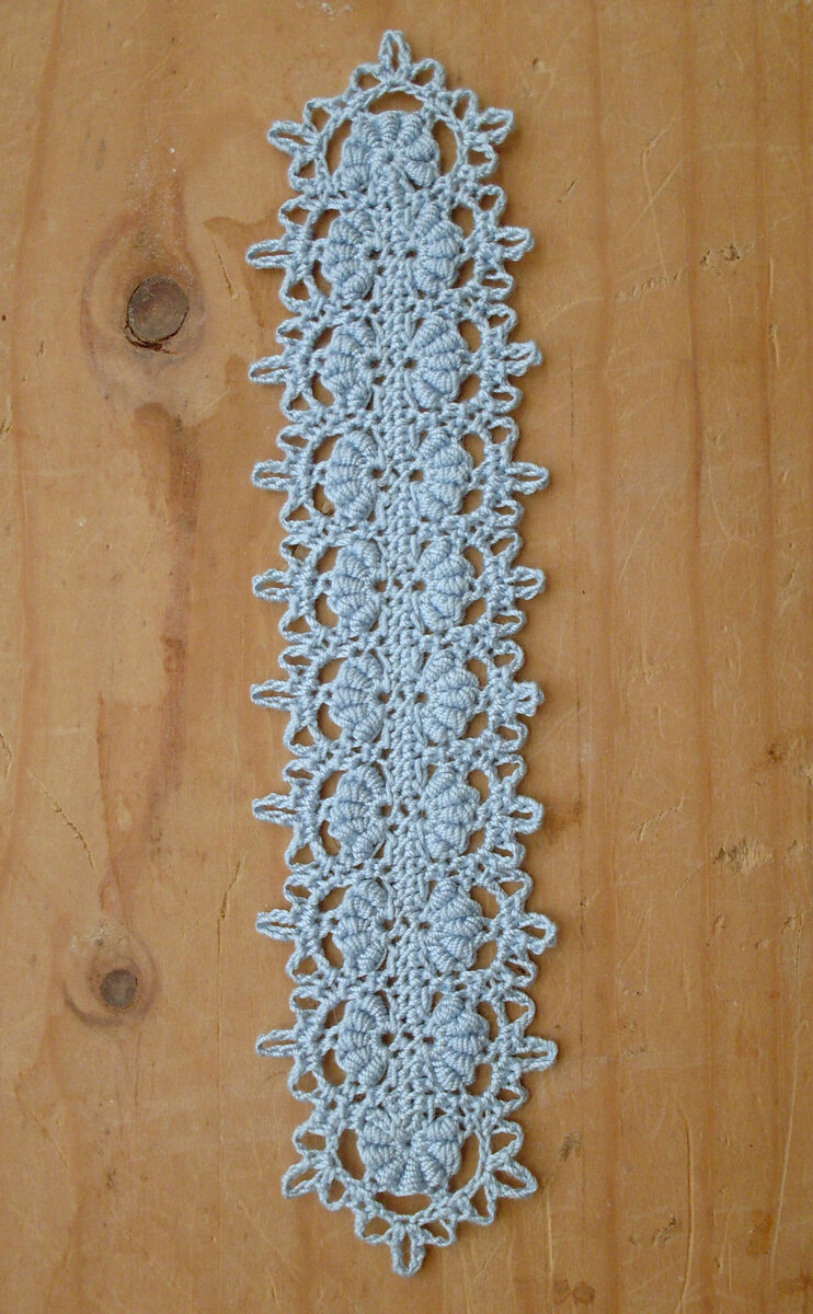 Работа автора, фото с Ravelry.com. Сама я эту закладку не вязала, только изучала описание. Если свяжу, то добавлю фото ;)