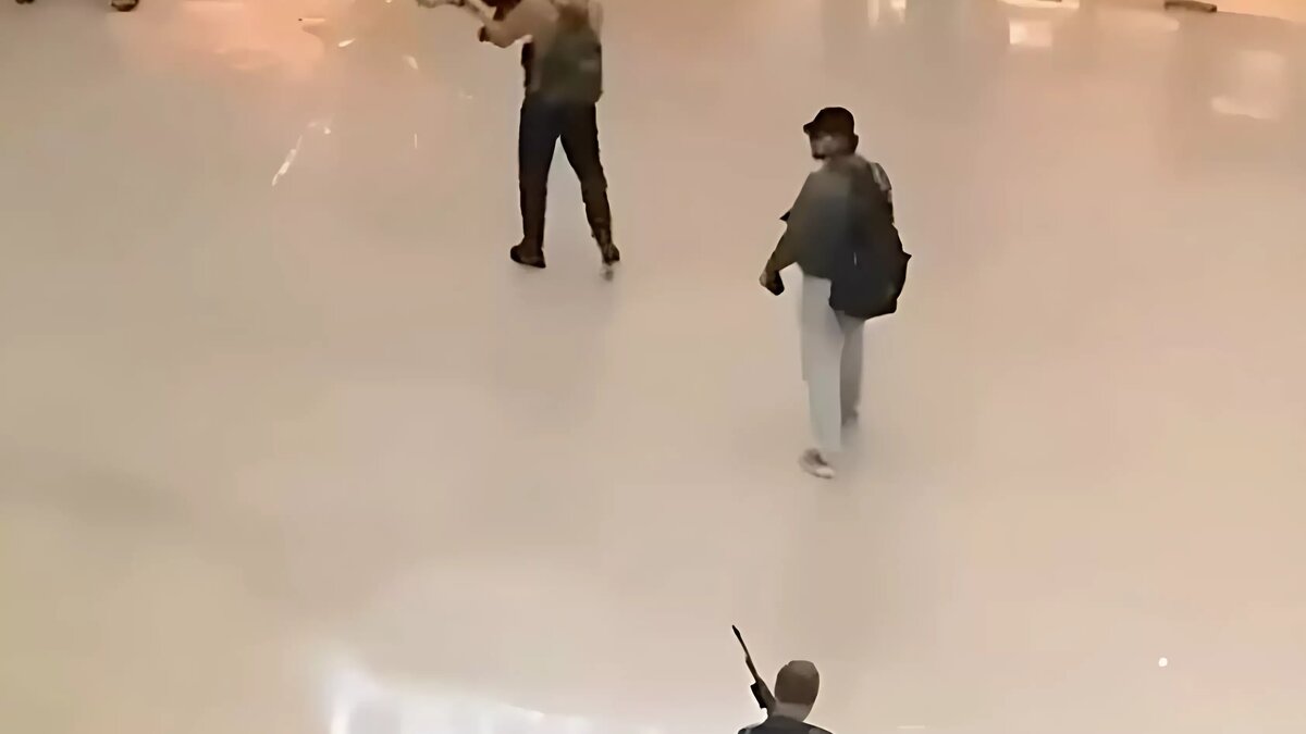     Молодой человек, находившийся в московском «Крокус Сити Холле» в момент трагедии 22 марта, помог спастись десяткам людей — он смог обезвредить террориста. Выжил ил сам парень, неизвестно.