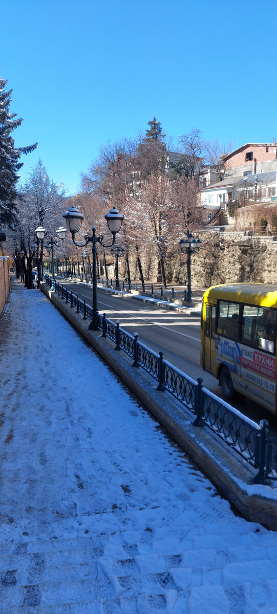 Улицы Кисловодска в снегу. А небо голубое, голубое!