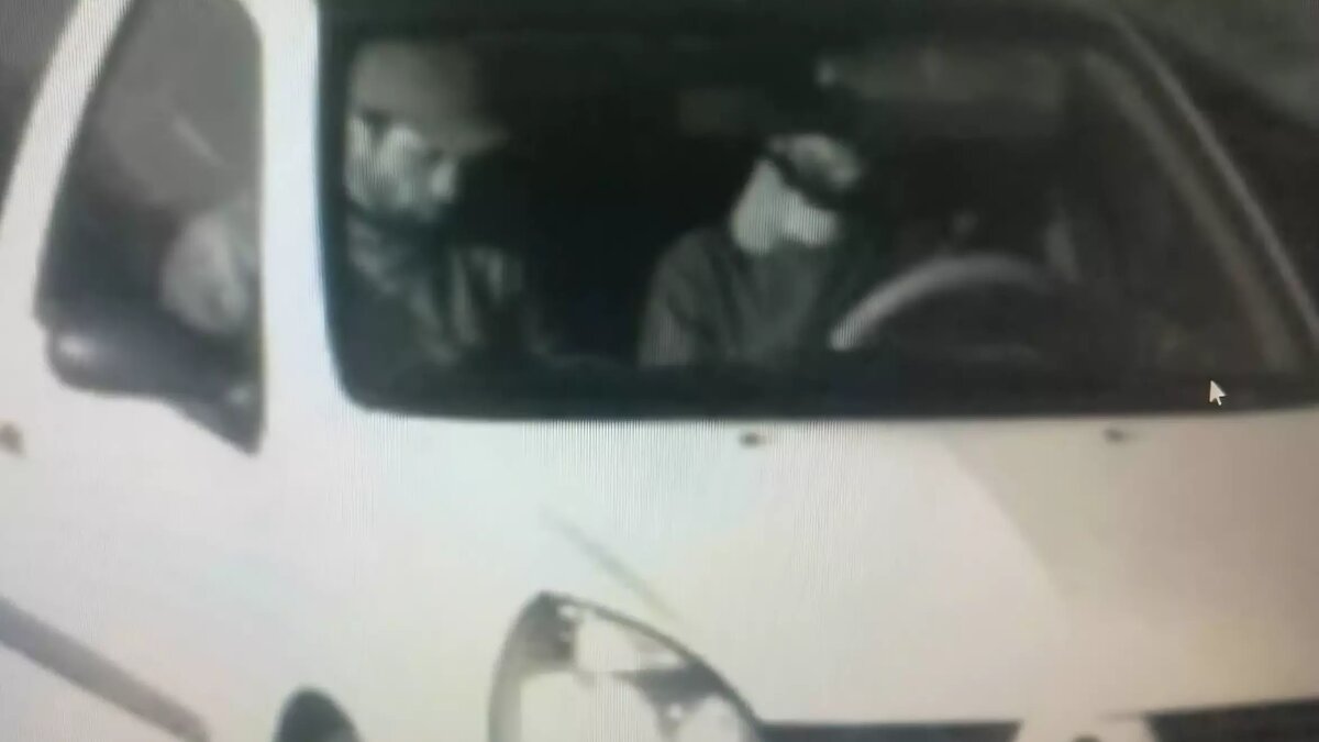     Камерам наблюдения удалось заснять моменты, как боевики на белом «Рено» с номерами Т668УМ, которые принадлежат Тверской области, подъезжают к месту теракта, а потом на большой уезжают оттуда.