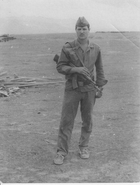     На фото: В.Монастырский на баграмской пустынной земле (1980 г.).