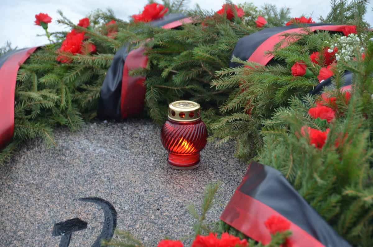 Россияне выражают слова соболезнования семьям жертв.  Фото: ФедералПресс / Татьяна Буторина