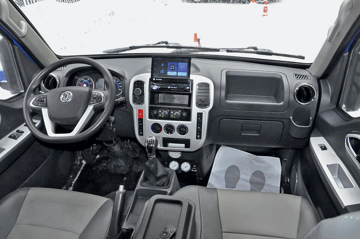 Водитель автобуса видит перед собой привычные органы управления Dongfeng Captain-T.