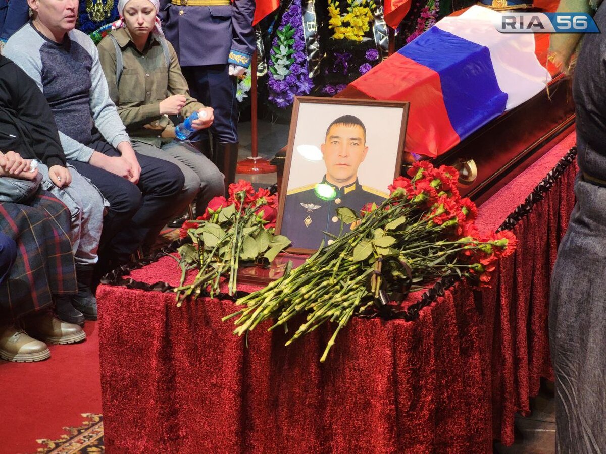 Прощание умирающего. Юра шатунов похороны похороны. Церемония прощания с евгением зиничевым. Похороны военнослужащего погибшего на украине 2022. Прощание умирающего.