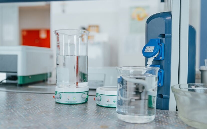 Относительная и абсолютная влажность география 6 класс. Вода для презентации. Как определить воздух в воде. Воздух и вода картинки. Перечислите свойства воды.