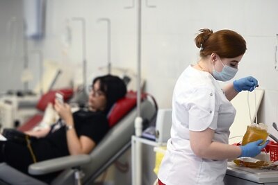    Девушка сдает донорскую кровь в центре крови ©Владимир Астапкович РИА Новости