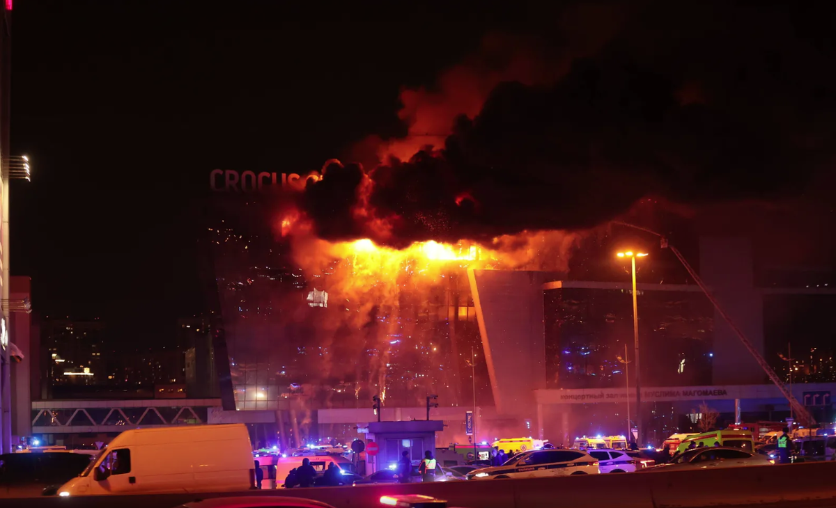 Пламя вырывается из крыши здания, где проходило мероприятие © Дмитрий Голубович / Russian Look / IMAGO