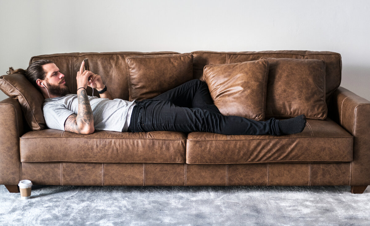 <a href="https://ru.freepik.com/free-photo/caucasian-man-listening-to-music-on-a-couch_2769196.htm#fromView=search&page=1&position=15&uuid=50f502f9-2ca1-49fc-984c-0432ed4bd75f">Изображение от rawpixel.com на Freepik</a>