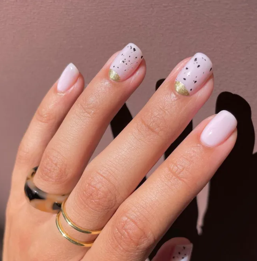 маникюр 2024 март фото. маникюр со стемпингом 2022. весенний маникюр на короткие ногти. маникюр. маникюр 2024 март фото.