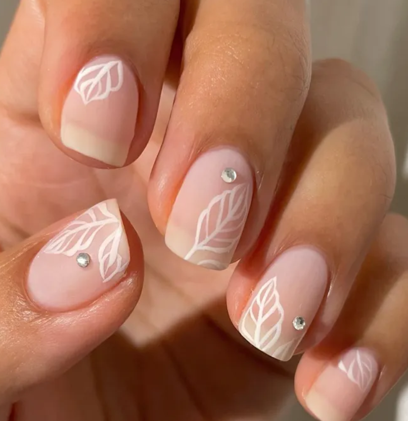 весенний маникюр. маникюр весенний нежный. летний французский маникюр. ногти с цветочками. весенний дизайн ногтей.