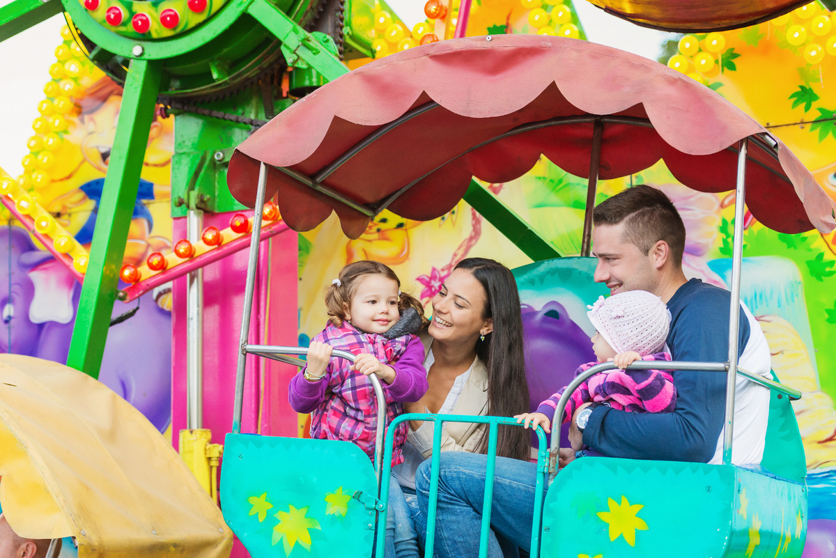 Источник: https://ru.freepik.com/premium-photo/cute-little-girls-with-their-mother-father-enjoying-ride-fun-fair-young-family-amusement-park_371383450.htm#fromView=search&page=1&position=42&uuid=8abcbf51-0f30-4984-ad32-51d2657d51d5&query=%D1%81%D0%B5%D0%BC%D1%8C%D1%8F+%D0%B0%D1%82%D1%80%D0%B0%D0%BA%D1%86%D0%B8%D0%BE%D0%BD%D1%8B