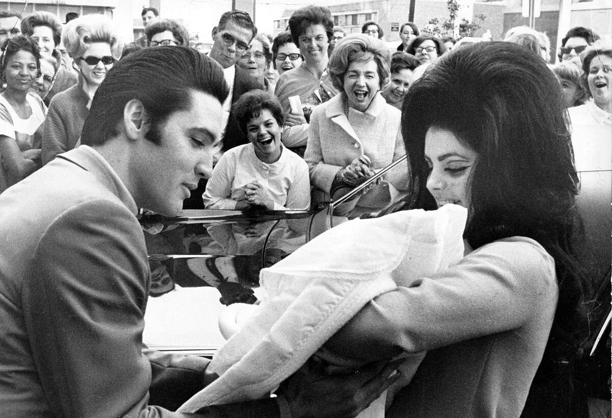 Элвис и Присцилла с новорожденной Лизой Мари, февраль 1968 года