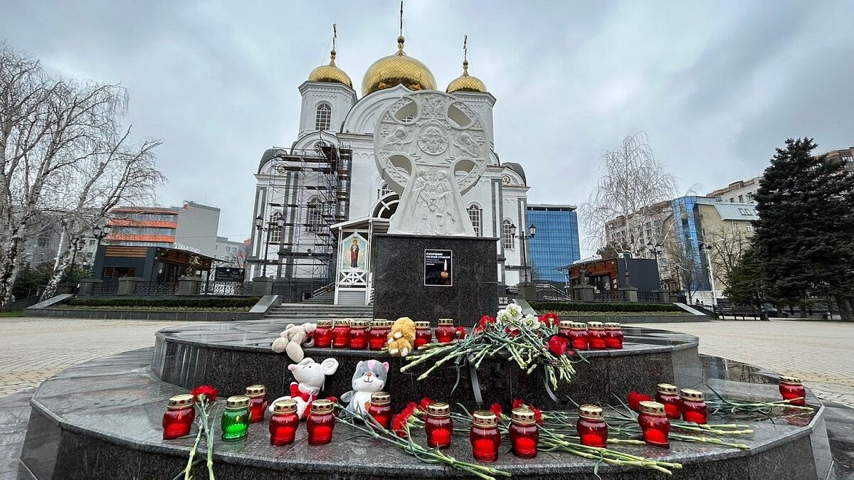    В Краснодаре организовали стихийный мемориал в память о погибших в Подмосковье. Фото: телеканал «Краснодар»