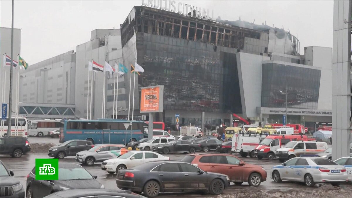 [ Смотреть видео на сайте НТВ ] На месте трагедии в Crocus City Hall продолжаются оперативные действия. Сотрудники собирают вещественные доказательства.