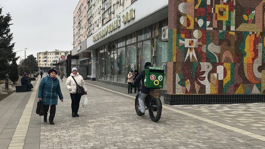     Голые клиенты и адская усталость: доставщик продуктов из Волжского честно рассказал о своей работе
