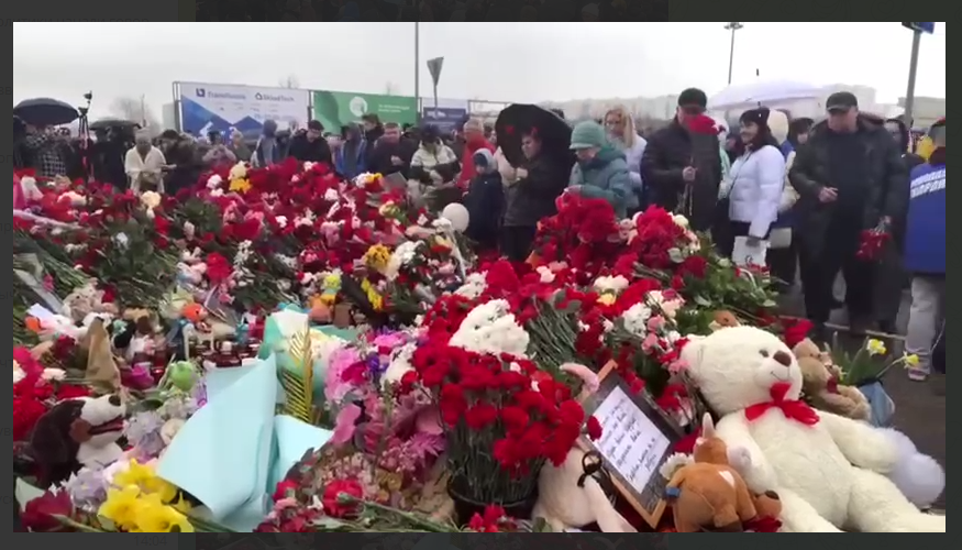 У «Крокус Сити Холл» образовалась огромная очередь — люди выстраиваются, чтобы возложить к месту трагедии цветы и мягкие игрушки.