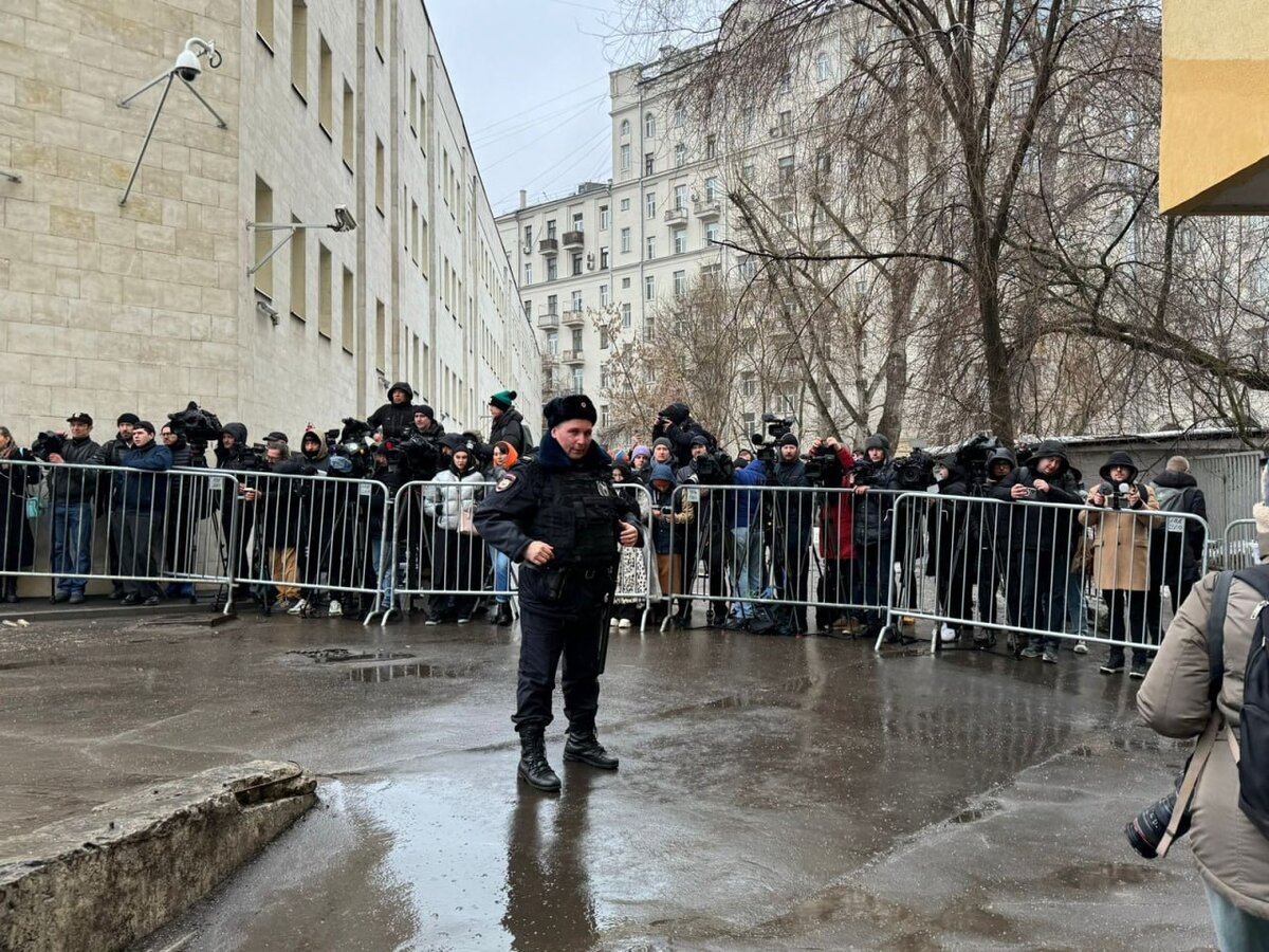 В Басманный суд Москвы с минуту на минуту привезут предполагаемых террористов из "Крокуса". Вокруг здания оцепление, железные заборы, дежурит полиция