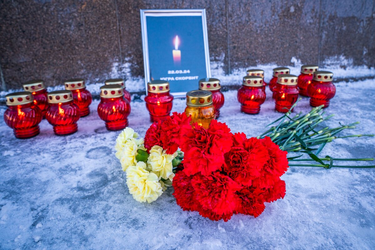    Югорчане несут цветы в память о погибших в Подмосковье