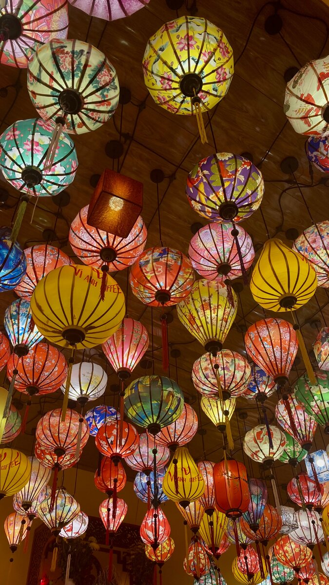 Конкретно в этом кафе фонарики висят под потолком всегда 🏮✨ Vi anh coffee, 37B Nguyen Huu Huan Hanoi 