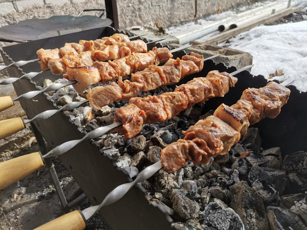 Открыли сезон шашлыков! Как мы замариновали мясо для шашлыка, шашлык  получился очень сочным. Делимся рецептом с томатным соком | Поваренные  хитрости | Дзен