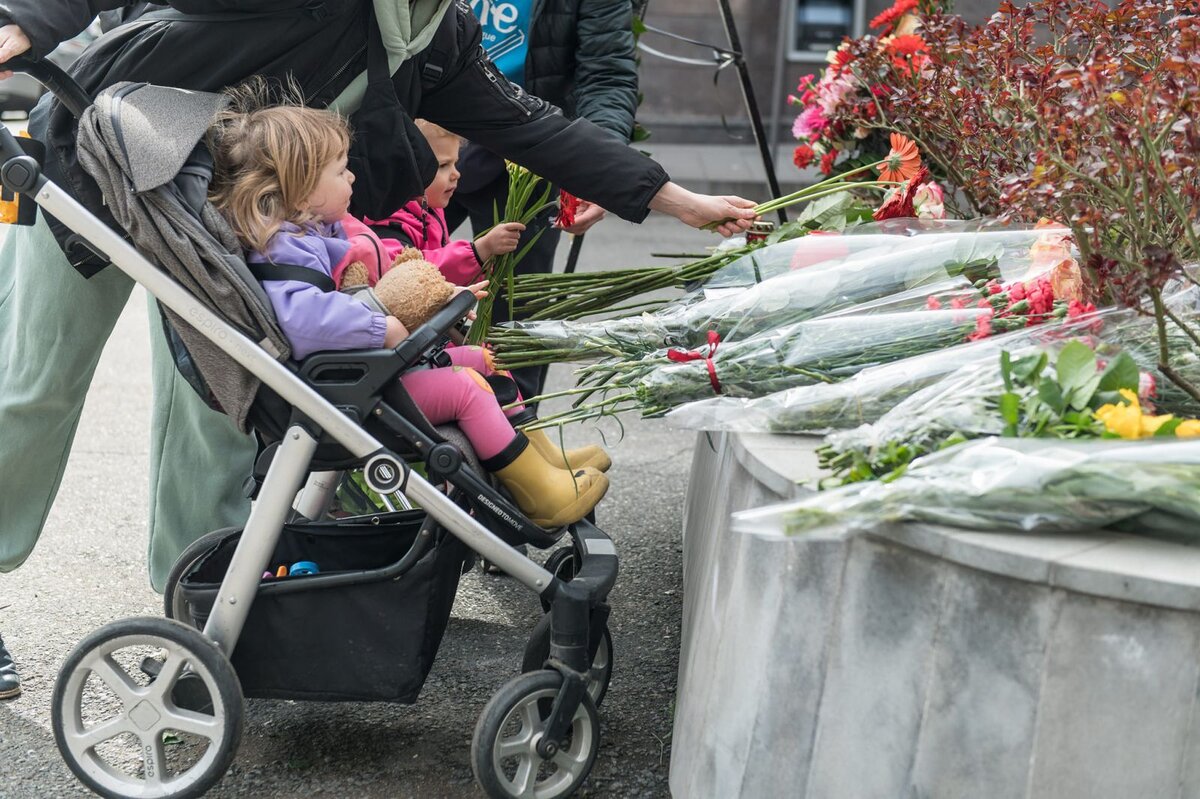 Жители Еревана с утра несут к посольству России цветы и свечи в память о погибших в результате теракта в "Крокус сити холле". Об этом сообщает корреспондент ТАСС. «Мы чувствуем боль.-3