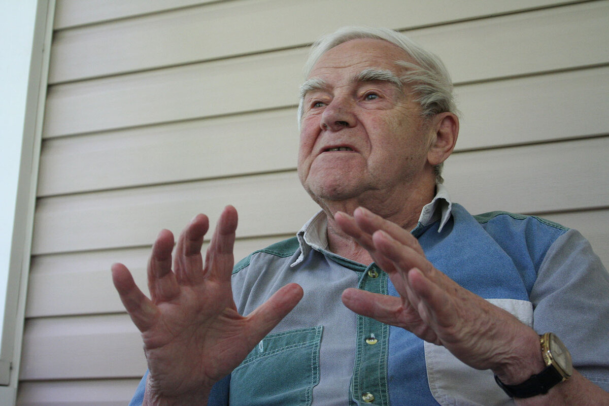 Даниил Гранин на даче в Комарово