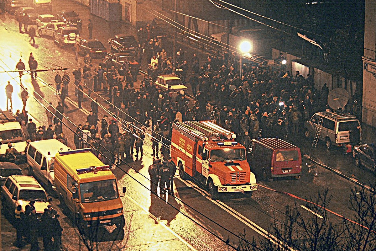 23 октября 2002 года чеченские боевики под предводительством 23-летнего Мовсара Бараева захватили театральный центр на Дубровке.-11
