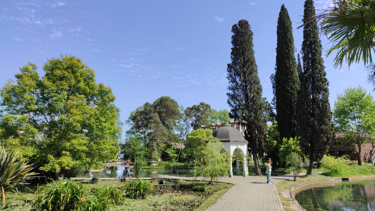 Сложно понять, сколько в Абхазии жителей и сколько среди них пенсионеров. Фото: Кирилл Полиенко/Polienko: путешествуем вдвоём
