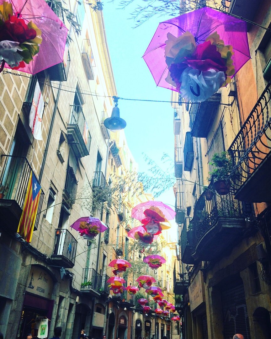 Украшают и улицы города.